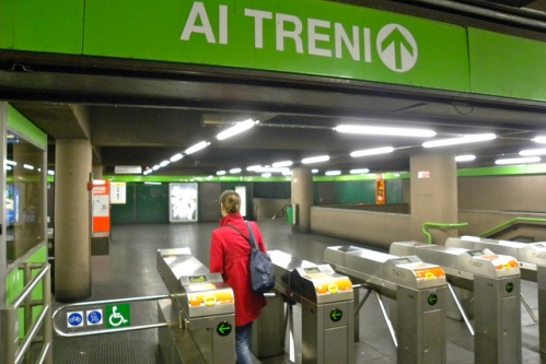 Міланські проїзні квитки універсальні - крім метро, ​​вони дають право на проїзд в будь-якому громадському транспорті: автобусі, трамваї і навіть електричці, але тільки в межах міста