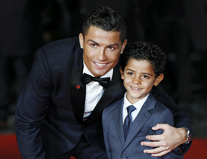 Проти нього часто грають грубо, і бразилець часом дивує не тим, як легко падає, а тим, як міцно стоїть на ногах