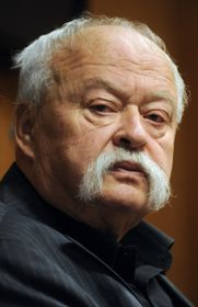 Олдржих Кулганек (Фото: ЧТК)   Завдяки тому, що Кулганек став переможцем авторського конкурсу на створення повної серії ескізів купюр, чехи мають щасливою можливістю оцінити в вітчизняних банкнотах з чудовими портретами імператора Карла IV, першого чехословацького президента Т