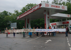 У Миколаєві 15 травня активісти провели акцію на АЗС компанії «Лукойл» на проспекті Героїв Сталінграда, закликаючи бойкотувати російські заправки